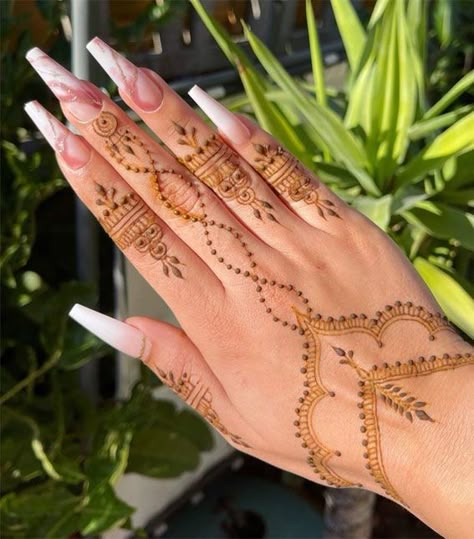 Hand Mehndi Designs For Kids, Hairstyles Mehndi, Hand Mehndi Designs Back, Simple Mehndi Designs Front Hand, Mehndi Designs Back Hand, Mehndi Designs Back, Front Hand Mehndi Designs, Small Henna Designs, Henna Design Ideas