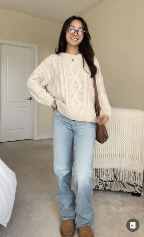 Jeans Outfit School, Style White Sweater, Sweater Jeans Outfit, Outfit Inspo Back To School, Fall Vibes Cozy, Uggs Outfits, White Sweater Outfit, It Girl Style, Outfit School