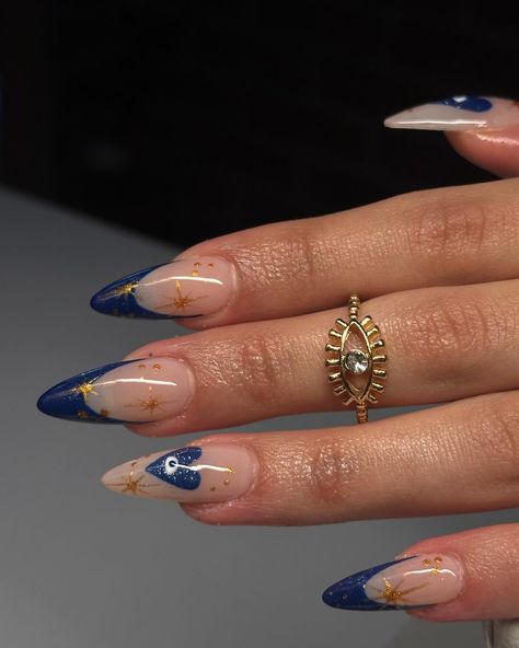 ���🧿🪬✨✨✨ Nail Art Detailed, Blue White Gold Nails, Nail Inspo Blue And White, Almond Aesthetic Nails, Cool Blue Nails, Senior Picture Nails, Pearl Nail Ideas, Almomd Nails, Blue Nails With Design