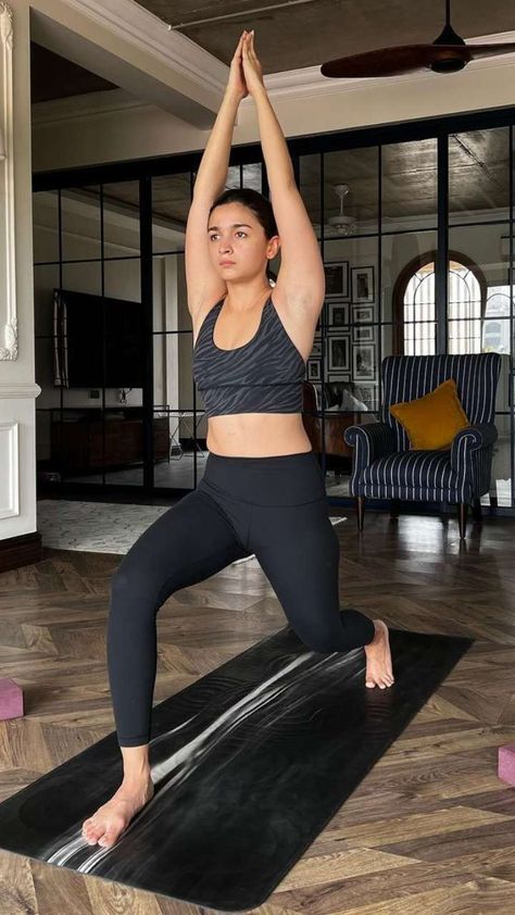 5 Yoga Asanas Inspired By Alia Bhatt For Weight Loss Fit Indian Body For Vision Board, Alia Bhatt Gym Outfit, Alia Bhatt Outfits Casual, Kashmir Dress, Actress Workout, Alya Bhatt, Ootd Gym, Yoga Pics, Broken Iphone