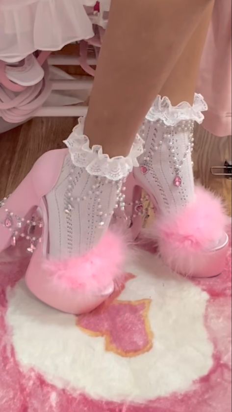 Fuzzy Pink Heels, Pink Fluffy Shoes, Margot Robbie Pink, Barbie Pink Shoes, Jorge Gonzalez, Shoe Hacks, Fluffy Shoes, Barbie Shoes, Fashion Shoes Heels