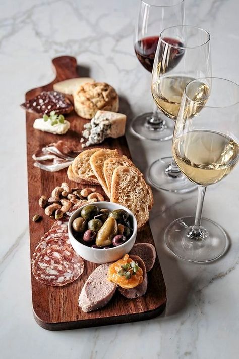 What wine goes best with cheese and charcuterie? Charcuterie Plate, Wine And Cheese Party, Wine Photography, Wine Tasting Experience, Cheese Party, The Golden Girls, Charcuterie And Cheese Board, Snacks Für Party, Hors D'oeuvres