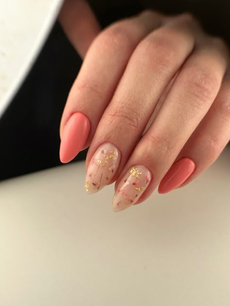 Peachy Pink Nail Designs, Dried Flower Manicure, Nails Dry Flower, Nails With Dried Flowers, Dried Flowers Nails, Dry Flower Nail Art, Dried Flower Nails, Hoco Nails, Pastel Nail Art