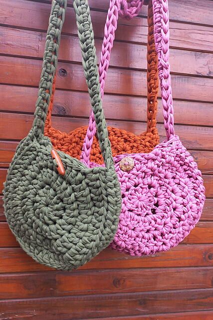 Chunky Tshirt Yarn Crossbody Bag T Shirt Yarn Crochet, Thanksgiving Crochet, Crochet Backpack, Crochet T Shirts, Baby Sweater Patterns, Crochet Bag Pattern Free, Crochet Tote Bag, Crochet Bookmarks, Crochet Videos Tutorials