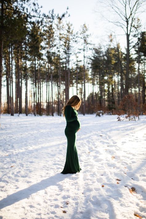 Maternity Shoot Winter Picture Ideas, Snowy Winter Maternity Pictures, Winter Bump Photoshoot, Pregnant Snow Pictures, Winter Christmas Maternity Photos, Snow Maternity Outfits, Christmas Bump Photos, Maternity Pictures In December, Maternity Photo Shoot In Snow