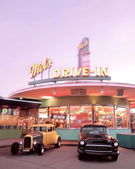 Orlando. Mel’s Drive In 🇺🇸 🍔 ••#melsdrivein #orlando #drivein #hamburger #restaurant #vintage #florida #sunset #purple #travelphotography Hamburger Bar, 50's Aesthetic, 1950s Aesthetic, Diner Aesthetic, Hamburger Restaurant, Paul Fuentes, 50s Aesthetic, Kristina Webb, Sunset Purple