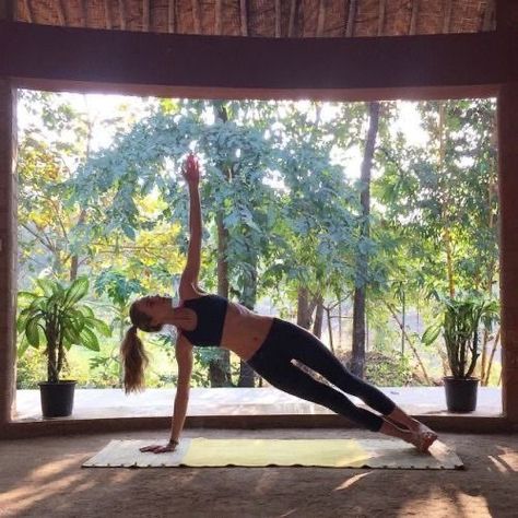 Valentina Zelyaeva, Green Juice Girl, Plank Pose, Yoga Inspo, Workout Inspo, Side Plank, Yoga For Flexibility, 2022 Vision Board, Pilates Princess