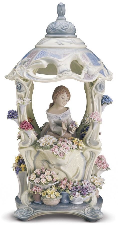 10 Rarest and Most Valuable Lladro Figurines: Value Guide Lladro Display Ideas, Lladro Porcelain, Fantasy Figures, Lladro Figurines, Vintage Jewlery, Unique Sculptures, Music And Art, Home Indoor, Animal Figurines