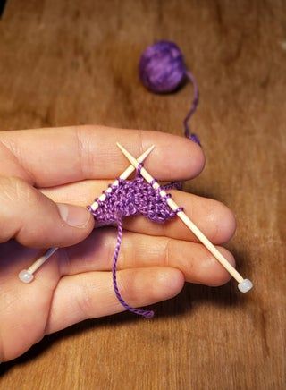 Diy Knitting Needles, Knit Christmas Ornaments, Miniature Knitting, Miniature Things, Diy Doll Miniatures, Knitting And Crocheting, Mini Craft, Miniature Crafts, Mini Things