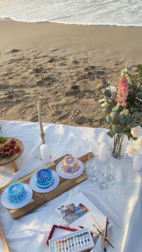 Simple Beach Birthday Decoration, Birthday Beach Picnic Aesthetic, Beach Birthday Aesthetic Decor, Beach Picnic Ideas Simple, Birthday On The Beach Ideas, Simple Birthday Picnic, Simple Beach Picnic, Beach Birthday Aesthetic, Birthday Beach Picnic