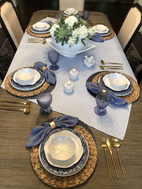 Table Setting Etiquette, Breakfast Tables, Diy Table Decor, Dining Etiquette, Tafel Decor, Dinner Party Table, Party Table Settings, Table Setting Decor, Dining Room Table Decor