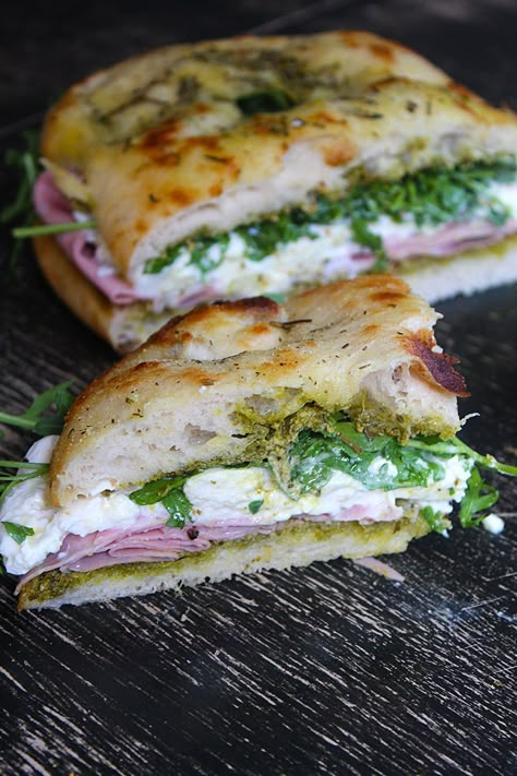 Mortadella Burrata Sandwich Best Summer Sandwiches, Panini Ideas Sandwiches, Sandwiches On Ciabatta Bread, Mortadella Appetizers, Sandwich Mortadella, Hot Italian Sandwiches, French Sandwiches, Mortadella Recipe, Foccacia Sandwich