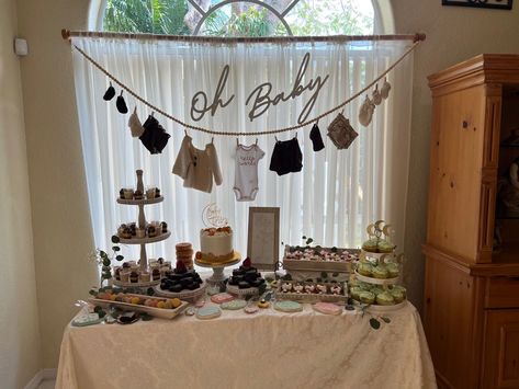 Simple Baby Shower Decorations, Airplane Baby Shower Theme, Shower Checklist, Fall Baby Shower Themes, Diaper Party, Baby Shower Checklist, Shower Vintage, Airplane Baby Shower, Baby Birthday Decorations