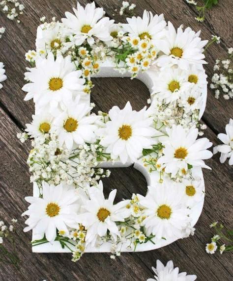 Daisy Photo Backdrop, Daisy Flower Decor, Diy Daisy Decor, Daisy Decorations Party, Baby Shower Daisy Theme, Daisy Centerpiece Ideas, Daisy Party Theme 1st Birthdays, Daisy Letters, Daisy Party Theme