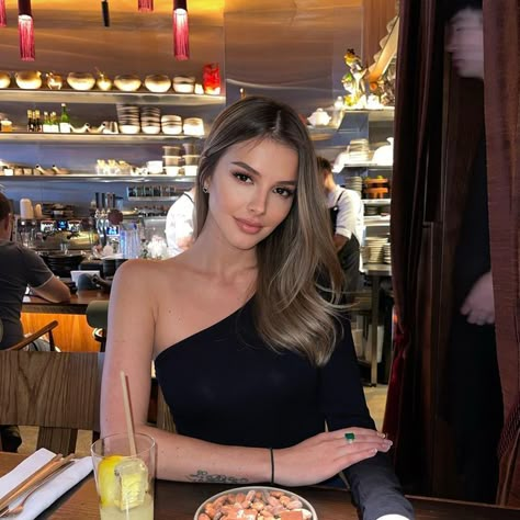 Pictures In A Restaurant, Classy Poses For Pictures, Birthday Dinner Picture Ideas, Food Aesthetics Instagram, Selfies Inspo Aesthetic, Dinner Photos Instagram, Makeup For Dinner, Restaurant Pose Ideas, Restaurant Picture Ideas