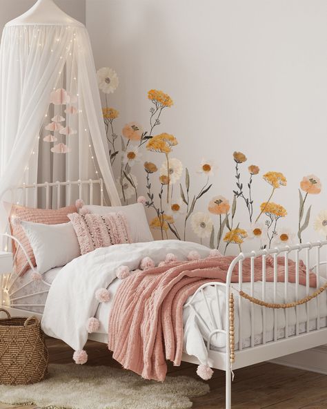 Bedroom Decor Floral, Bedroom Decor For Girls Room, Flower Wall Girls Bedroom, Cute Room Themes For Teens, Wildflower Room Theme, Kids Room Inspo Girl, Little Kids Room Design Girls Bedroom Ideas, Flower Wall Stickers Bedroom, Toddler Floral Bedroom