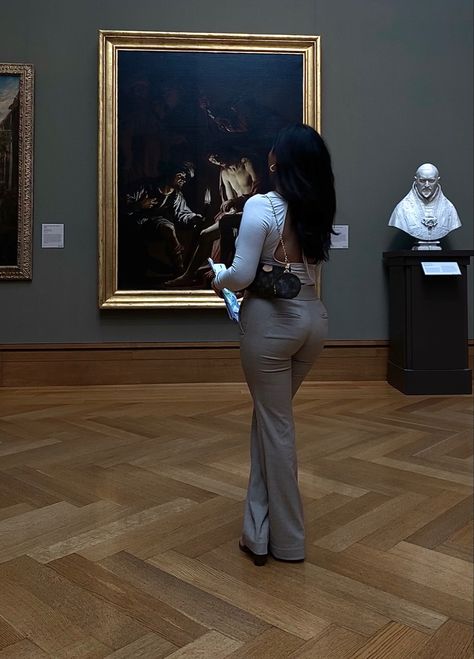 Museum Baddie Pics, Art Gallery Outfits Aesthetic, Trying On Clothes Aesthetic, Art Museum Aesthetic Outfit Black Women, Outfits For The Museum, Museum Pictures Black Women, Black Art Museum, Poses For Museum, Museum Pics Aesthetic