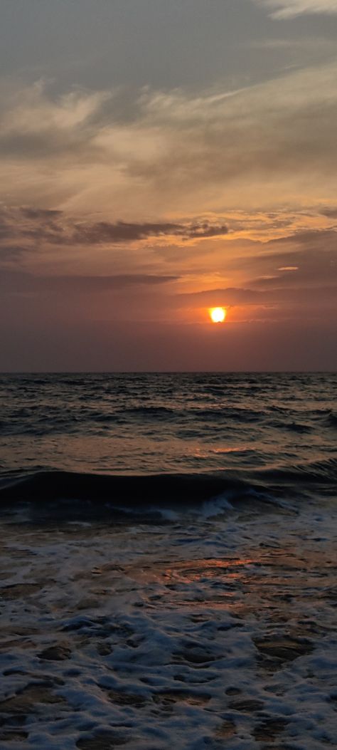 That's juhu beach located in Mumbai, India. Mumbai Beach Aesthetic, Juhu Beach Aesthetic, Juhu Beach Mumbai Night, Juhu Beach Mumbai, Mumbai Beach, Date Vibes, Juhu Beach, Mumbai Meri Jaan, Goals 2024