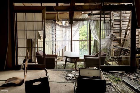 Photos of Abandoned Japan Reveal an Eerie, Post-Apocalyptic World - Business Insider Abandoned Shrine, Hashima Island, Houses In Japan, Tatami Room, Shoji Screen, Japanese Room, Main Street Usa, Abandoned House, Post Apocalypse