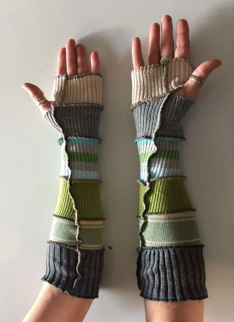 Diy Gloves Fingerless, Upcycling Clothes With Crochet, Sewing Fingerless Gloves, Diy Upcycling Ideas Clothes, How To Make Fingerless Gloves, Aesthetic Fingerless Gloves, Fingerless Gloves Sewing Pattern, Gloves Pattern Sewing, Sew Gloves