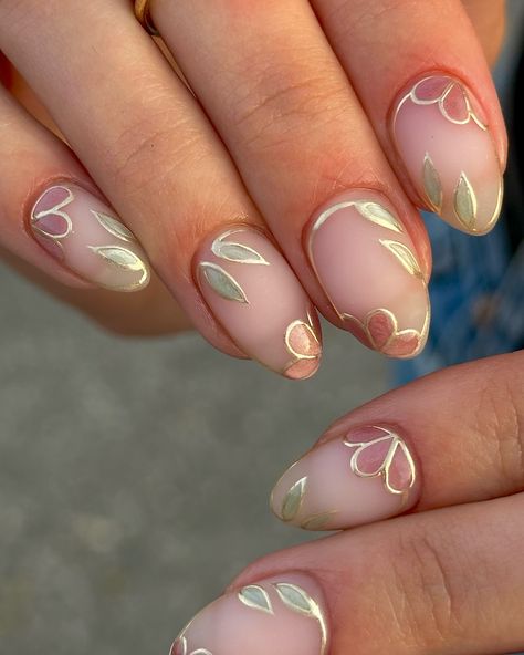 Chrome and cat-eye florals Hand painted using @stellar_gel HF hard structure blush veil Sage breeze(Cat-eye) Autumn ember & whispering sands mixture(Cat-eyes) Stellar matte Stellar shine Gold chrome @amazonca Inspo @nailart.department 🌸 #nails #nailsofinstagram #nailsonfleek #nails💅 #nails2inspire #nailswag #nailstyle #nailsnailsnails #showyourclawssss #nailart #naildesigns #nailsoftheday #naildesign #nailthegram #nailinspo #thenailconnectionxo #nailsmagazine #nailitmag #scratchmagazi... Short Nails Cat Eye Design, Cute Builder Gel Nail Designs, Cat Eye French Tip Nails Short, Orange Cat Nails Design, Chrome Designs Nails, Dragon Eye Nails Designs, Dual Chrome Nails, Chrome Nails January 2025, Structure Gel Nails Design