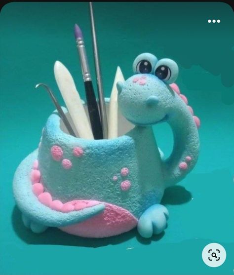 Clay Pen Stand, Clay Pen Holder, Porcelanicron Ideas, Diy Pen Stand, Clay Pen, Pen Stand, Tanah Liat, Clay Wall Art, Clay Diy Projects