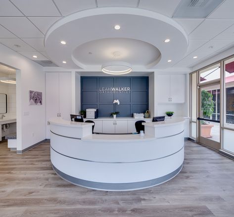 Dental Reception Design, Dental Clinic Interior Waiting Area, Dental Office Decor Ideas, Dental Office Reception, Health Interior Design, Dental Clinic Interior, Dental Reception, Salon Designs, Dentist Office Design