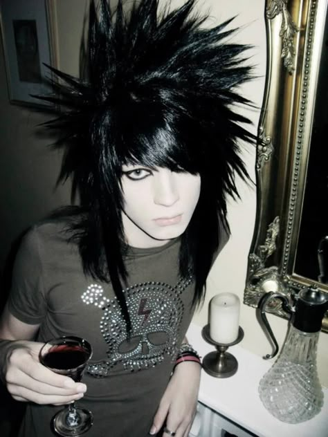 Scene king Sam iiansing my opion the spike seems to much Scene King, Short Emo Hair, Emo Hairstyles For Guys, Emo Pics, Alt Boys, Emo Scene Boys, Spikey Hair, Emo Haircuts, Emo Boy Hair