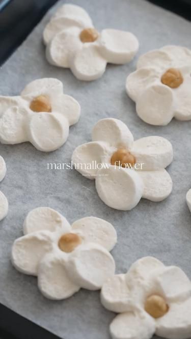 Marshmallow Shapes, Making Marshmallows, Marshmallow Cookies, Homemade Marshmallows, Crunchy Cookies, Easy Food Art, Cinnamon Powder, Flower Cookies, September 1