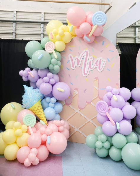 Mia’s FOURever Sweet 🍭🍬🧁 Backdrop + Balloons @janettloveshop Decor by mom @jill_eisner #sweettheme #sweetthemebirthday #sweetthemeparty #foureversweet #foureversweettheme #sweetone #sweetonebirthday #sweetthemeballoons #sweetonebackdrop #sweetoneballoongarland Birthday Ballon Decorations, Fourever Sweet, Backdrop Balloons, Two Sweet Birthday, Sweet One Birthday, Candy Theme Birthday Party, Baby First Birthday Themes, First Birthday Balloons, Candy Land Birthday Party