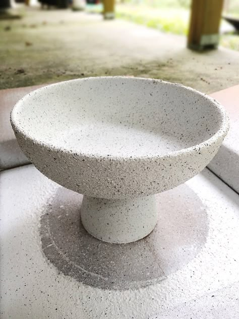 DIY Stone Pedestal Bowl Dupe - Organized-ish Diy Stone Decor, Diy Stone Painting, Stone Look Paint, Diy Pedestal Vase, Diy Decorative Bowl, Stone Spray Paint Ideas, Spray Paint Stone Look, Pedestal Bowl Diy, White Stone Spray Paint