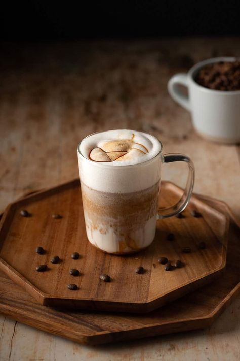 Caramel Starbucks Drinks, Caramel Protein Shake, Gourmet Drinks, Cozy Coffee Aesthetic, Marketing Assignment, Irish Mule, Desserts Caramel, Brownies Caramel, Macchiato Coffee