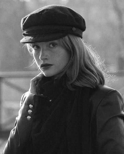 Poet Aesthetic Photography, Female Photographer Aesthetic, Beret Photoshoot, Baker Hat Outfit, Newsboy Hat Outfit, Beret Outfits, Camille Yolaine, Beret Outfit, White Friday