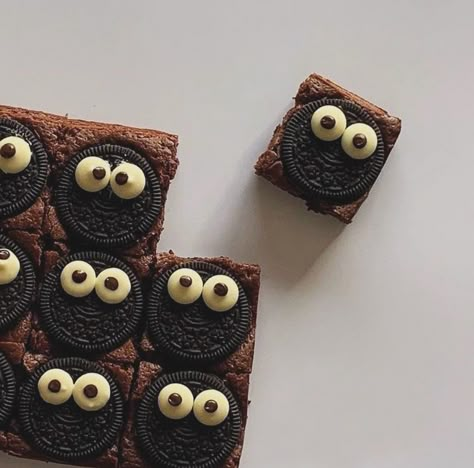 Cute Brownies, Brownie Packaging, Bake Sale Packaging, Halloween Breakfast, Talk To People, Pastel Cupcakes, Cookie Bakery, Halloween Food Treats, Oreo Brownies