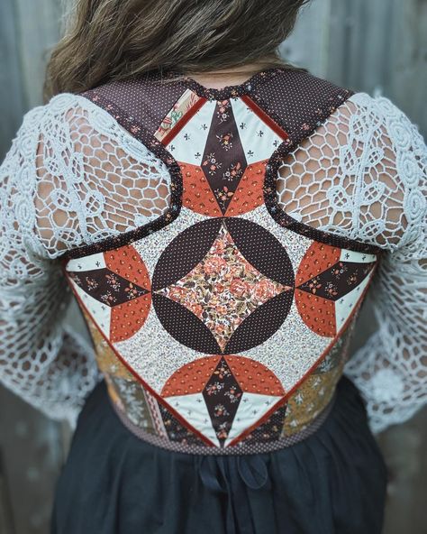 A few more close ups of the Winnow Stays 🌾 #stays #corset #patchwork #folkcore #folkstyle #folkfashion #prairie #prairiecore #slowfashion #renfaire #renfairecostume #historybounding #bodice #midsizefashion #fairytalefashion #cottagecorefashion Quilted Corset, Stays Corset, Renn Faire, Ren Faire Costume, History Bounding, Quilted Projects, Mid Size Fashion, Corset Pattern, Fairytale Fashion