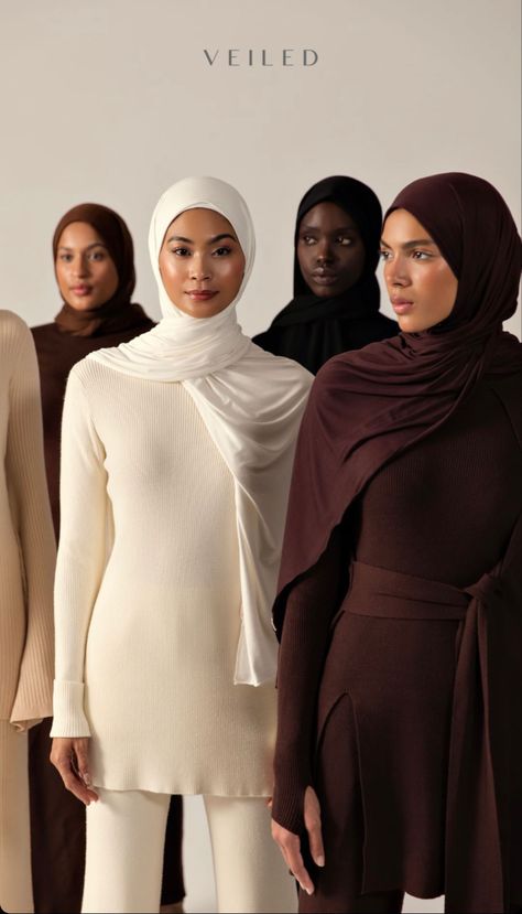 Hijab Model Poses, Voile Outfit, Ramadan Photoshoot, Hijab Photoshoot, Hijab Photo, Hijab Photography, Group Photo Poses, Modest Activewear, Breaking Barriers