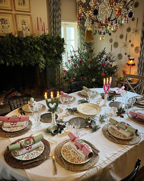 Christmas Hosting Aesthetic, Christmas Decorations Table Dining Rooms, Christmas Plates Setting Holiday Tables, Kitschy Christmas Party, Vintage Christmas Appetizers, Homey Christmas Aesthetic, Christmas Dinner Set Up, Vintage Christmas Tablescapes, Christmas Table Aesthetic