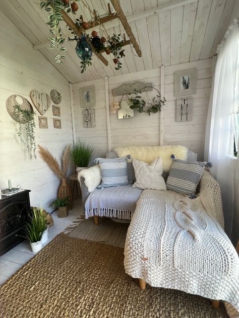 She Shed Daybed, Garden Shed Bedroom, Simple Rustic Interior, Cute Shed Interior, Cottagecore She Shed Interior, Garden She Shed Interior, Interior Summer House Ideas, Summer Shed Interior, Aesthetic Shed Interior