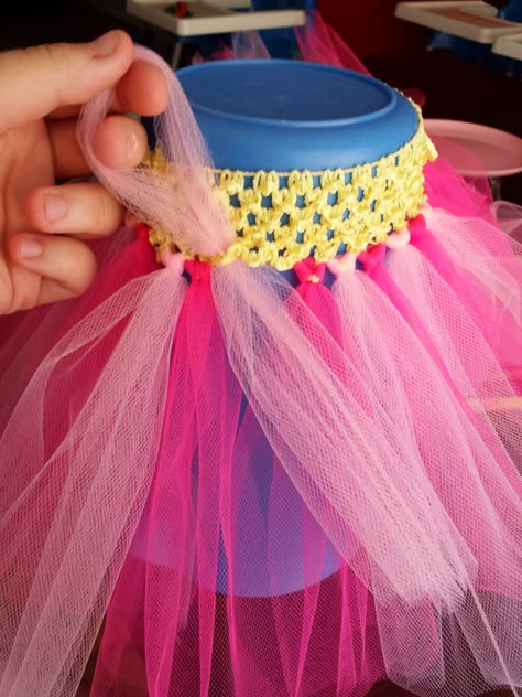 Easiest DIY tutu skirt and high chair decor Diy Tutu For Baby, Tulle Skirt For High Chair Diy, Toddler Tutu Diy, Newborn Tutu Diy, Diy Toddler Tutu, Diy Infant Tutu, Rok Tile, Crochet Tutu Dress Tutorial, Tutu Diy