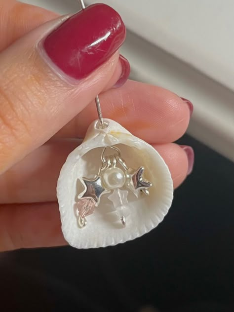 Small Shell Crafts, Home Made Jewelry Ideas, Seashell Keychain, Pearl Keychain, Crafts With Beads, Shell Keychain, Shell Projects, Diy Beaded Jewelry, Diy Keychains