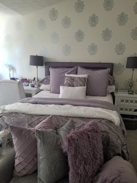 Lavender and grey bedroom idea Lavender Gray Room Ideas, Gray And Purple Bedding, Lavender Blue Bedroom Ideas, Lavender Accents Bedroom, Lavender And Silver Bedroom Ideas, Black White Gray Purple Bedroom, Black White Grey Purple Bedroom, Bedroom Decor Purple And Grey, Lavender And Black Bedroom Ideas