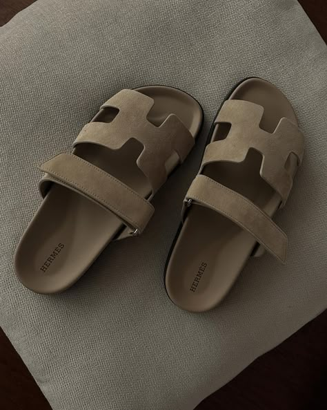 Steve Madden Hermes Sandals, Sandals Hermes, Hermes Slippers, Wishlist Summer, Hermes Sandals, Fashion Content Creator, Pretty Shoes Sneakers, Classy Shoes, Fashion Content