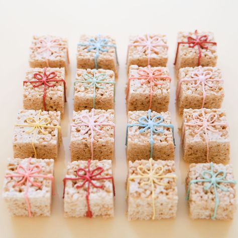 <p>An icing bow turns a Rice Krispies square into a nifty little gifty. Cut into cubes or different shapes and sizes to resemble gift boxes or even the gift itself (try an icing bow around a Rice Krispie bicycle!). Then pipe on a bow in any color you like. Set them out your party as […]</p> Krispie Treats Christmas, Rice Krispie Treats Christmas, Rice Krispie Squares, Christmas Cookie Box, Christmas Treats Boxes, Krispie Treats Recipe, Rice Krispies Treats, Krispies Treats, Dessert Boxes