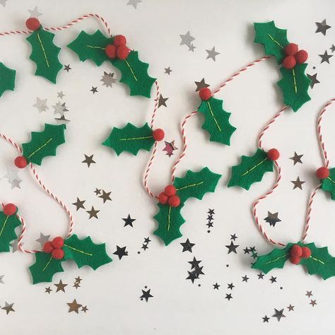 felt  holly garland ❤️ Felt Holly Garland, Felt Holly, Holly Garland, Sustainable Christmas, Homemade Christmas Decorations, Fireplace Mirror, Felt Garland, Diy Garland, Holly Leaf