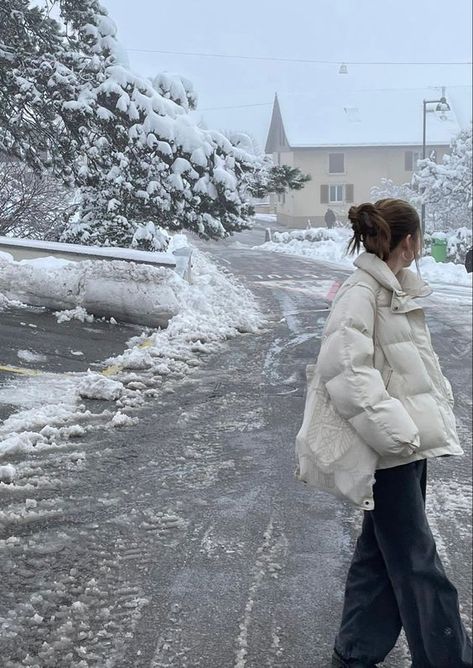 White Puffer Jacket Outfit, Cold Weather Outfits Winter, White Puffer Jacket, Puffer Jacket Outfit, Cold Girl, White Puffer, 사진 촬영 포즈, Winter Inspo, Winter Outfits Cold