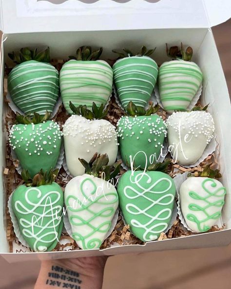 Green And White Strawberries, White And Green Chocolate Covered Strawberries, Pink And Green Chocolate Strawberries, Green And White Chocolate Strawberries, Sage Green Chocolate Covered Pretzels, Mint Green Sweet 16 Decorations, Mint Green Theme Birthday Party, Green Dipped Strawberries, Green Food Platter