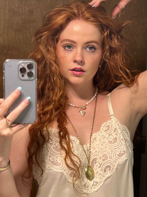 #vintage #cottagecore #outfit #ig Red Head Cottagecore, Auburn Hair With Freckles, Faith Collins Outfit, Pretty People Ginger, Redhead Outfits Aesthetic, Curly Ginger Hair Aesthetic, Ginger Cottagecore, Ginger Hair Girl Aesthetic, Red Head Curly Hair