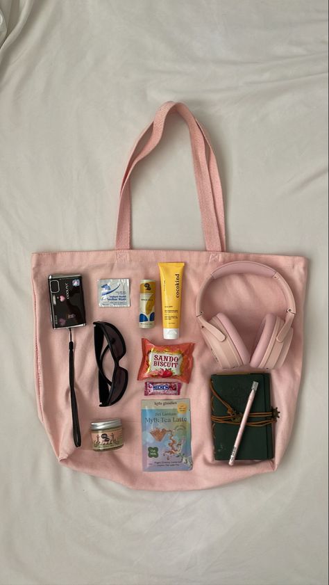 flat lay tote Bags Pictures Ideas, Totebag Inspo Aesthetic, Totebag Photoshoot Ideas, Tote Bag Picture Ideas, Tote Bags Photography, Tote Bag Product Photography, Tote Bag Photography Ideas, What's In My Tote Bag, Lay Flat Photography