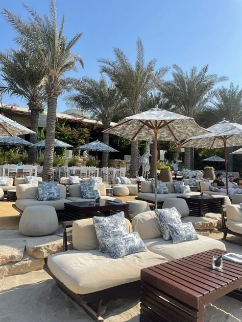 Verde Beach Dubai, Dior Beach Dubai, Dubai Beach Aesthetic, Dubai Beach Club, Nammos Dubai, Beach Club Aesthetic, Dior Dubai, Dior Beach, Luxury Restaurant Interior