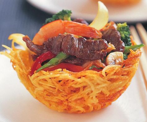 Potato baskets with combination stir-fry Potato Nests Appetizers, Potato Nest, Asian Potatoes, American Indian Food, Potato Cups, Potato Basket, Design Cibo, Buffet Presentation, Beef Rump